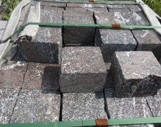 Брусчатка пиленая из гранита Гранатовый амфиболит